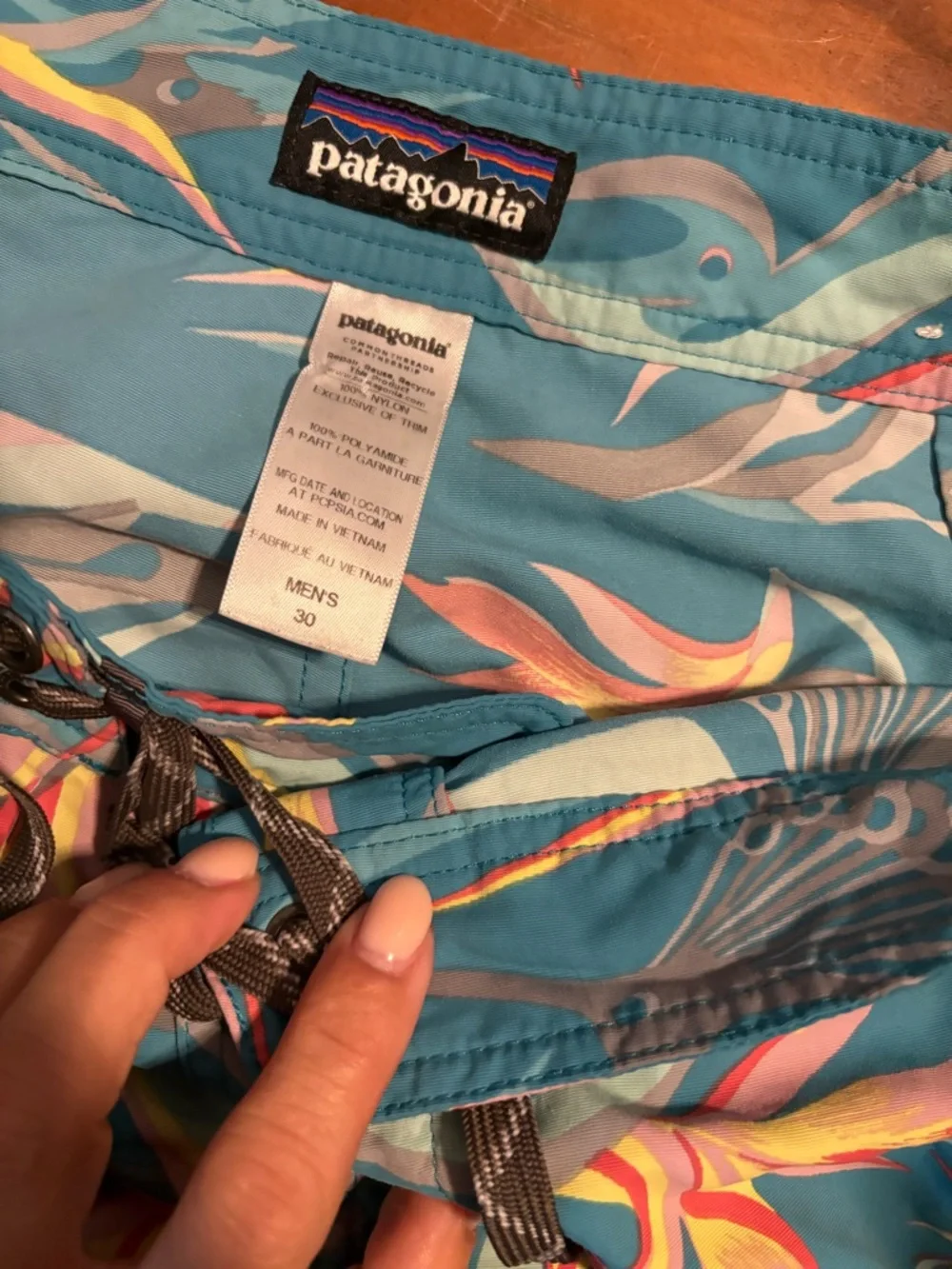 Patagonia Wavefarer Board Shorts Tropical Print Size 30 Mens Swim trunks (1227)‎